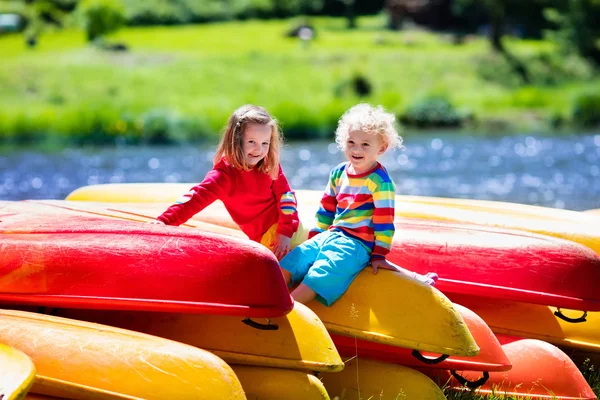 Deux enfants sur des piles de kayak — Photo