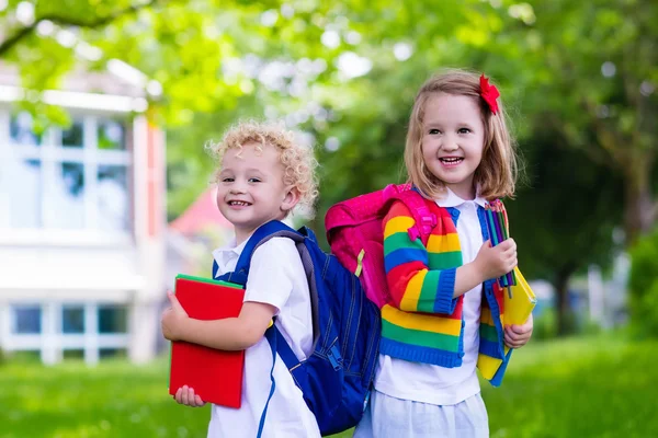 Kinderen op de eerste schooldag — Stockfoto