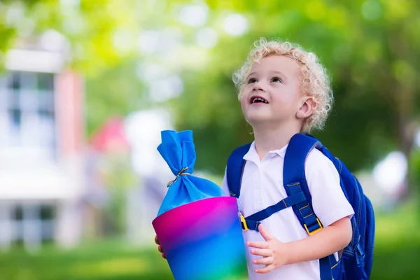 Bambino piccolo con cono di caramelle il primo giorno di scuola — Foto Stock