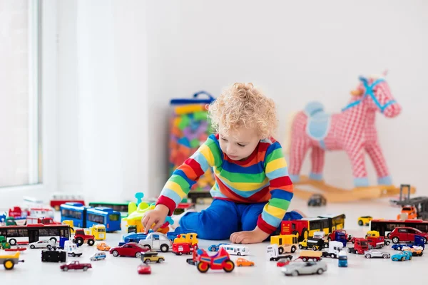 Menino brincando com carros de brinquedo — Fotografia de Stock