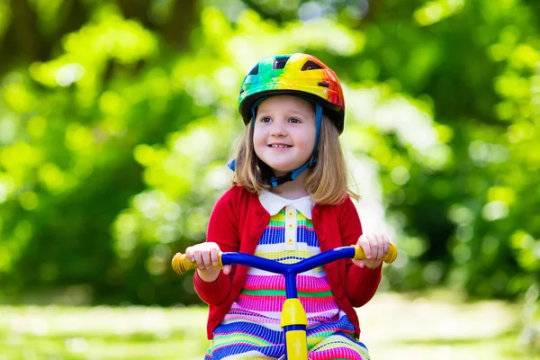 Маленькая девочка на трехколесном велосипеде — стоковое фото