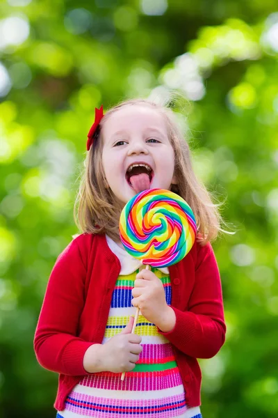 Liten flicka med färgglada candy lollipop — Stockfoto