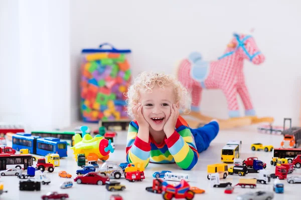 Menino brincando com carros de brinquedo — Fotografia de Stock