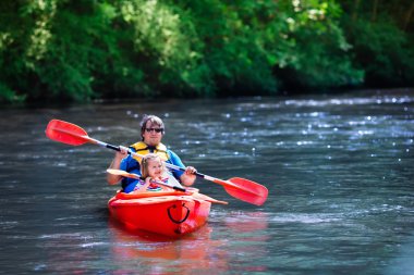 Baba ve çocuk yaz aylarında kayak