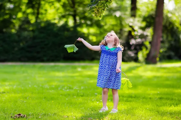 Κοριτσάκι τρέχει στο ηλιόλουστο πάρκο — Φωτογραφία Αρχείου