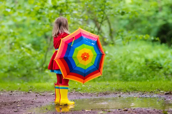 Niño jugando bajo la lluvia — Foto de Stock