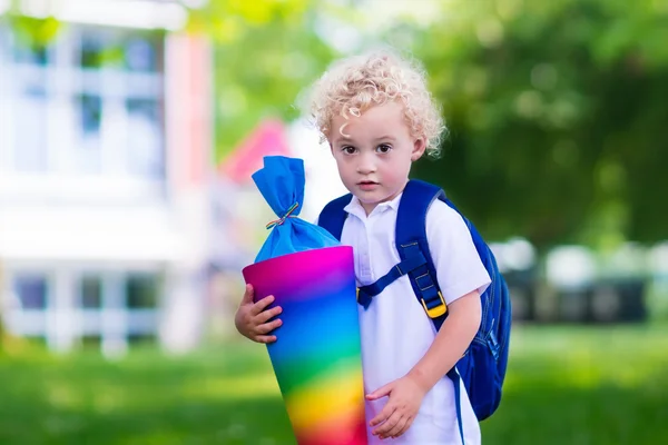 Bambino piccolo con cono di caramelle il primo giorno di scuola — Foto Stock