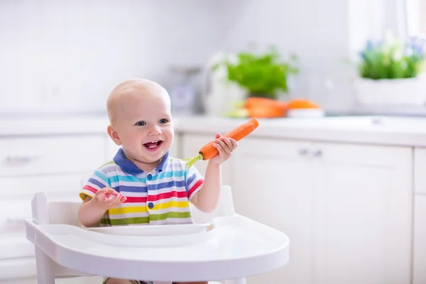 Lilla barnet äta morot — Stockfoto