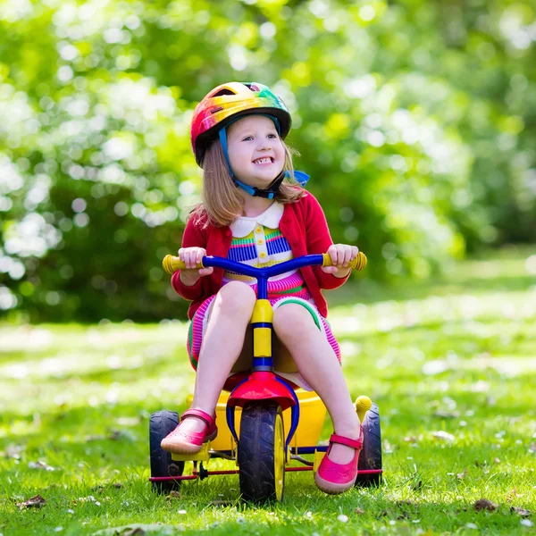 Liten flicka rida en trehjuling — Stockfoto