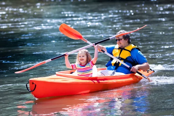 Far och barn kajak i sommar — Stockfoto