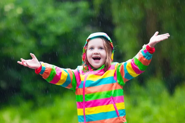 Niño jugando bajo la lluvia — Foto de Stock