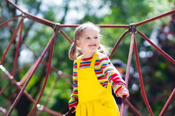 Kind hat Spaß auf Schulhof-Spielplatz — Stockfoto