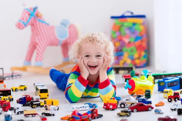 Menino brincando com carros de brinquedo — Fotografia de Stock