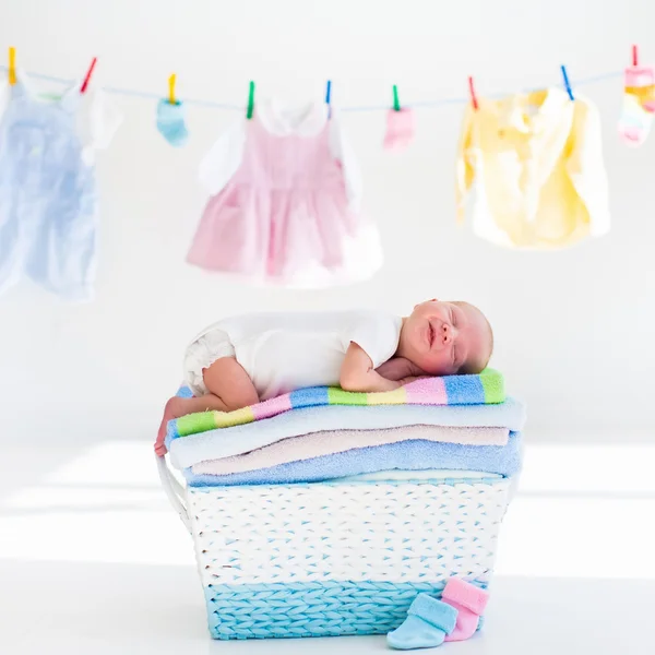 Yeni doğan bebek sepet havlu ile içinde — Stok fotoğraf