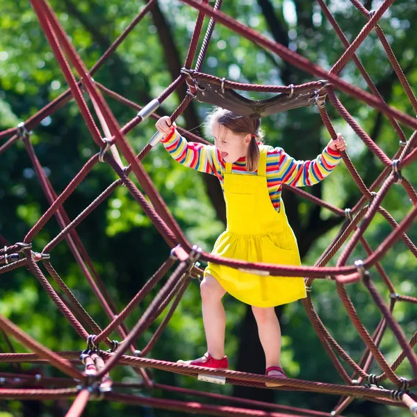 Bambino divertirsi sul cortile della scuola parco giochi — Foto Stock