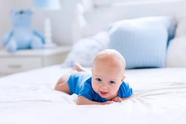 Junge im weißen, sonnigen Schlafzimmer — Stockfoto