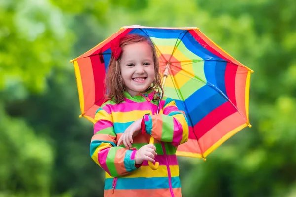 Bambino che gioca sotto la pioggia — Foto Stock