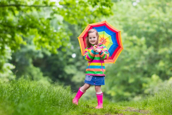 Criança brincando na chuva — Fotografia de Stock