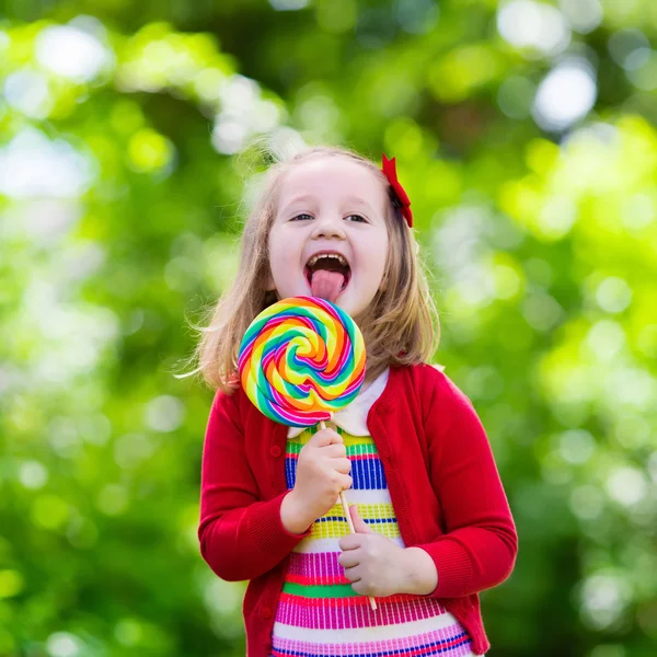 Küçük renkli şeker lolipop kızla — Stok fotoğraf