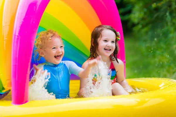 Kinderen spelen in opblaasbaar zwembad — Stockfoto