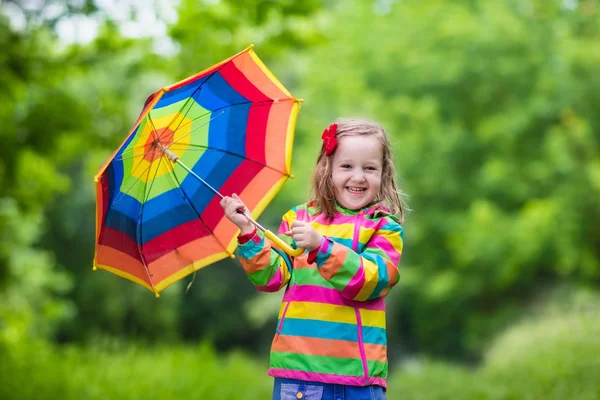 Niño jugando bajo la lluvia — Foto de Stock