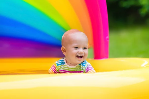 Happy baby playing in swimming pool — Stock Photo, Image