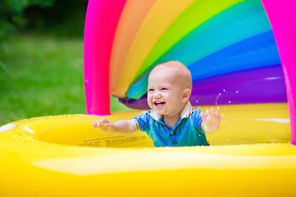 Yüzme havuzunda oynamayı mutlu bebek — Stok fotoğraf