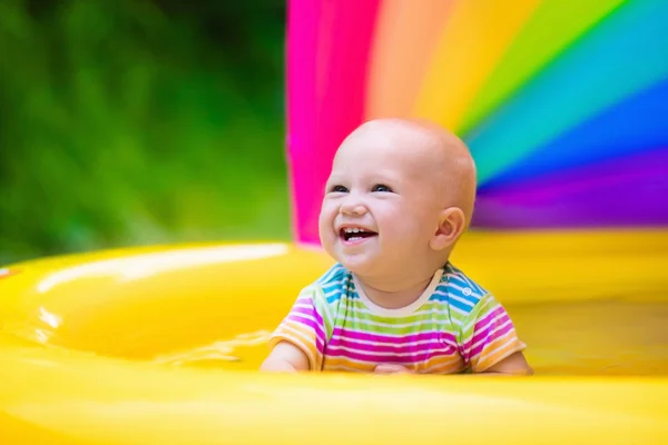 Felice bambino che gioca in piscina — Foto Stock