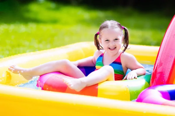 Klein meisje in tuin zwembad — Stockfoto
