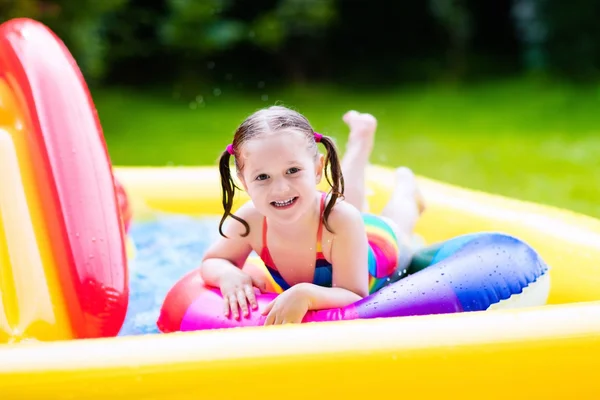 Klein meisje in tuin zwembad — Stockfoto