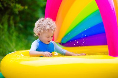 Yüzme havuzunda oynamayı mutlu bebek