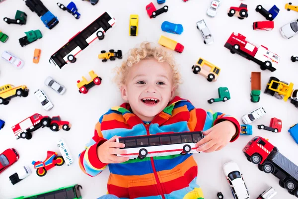 Menino brincando com carros de brinquedo — Fotografia de Stock