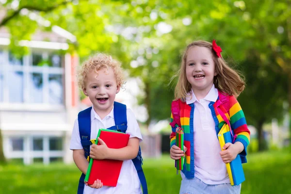 Kinder am ersten Schultag — Stockfoto