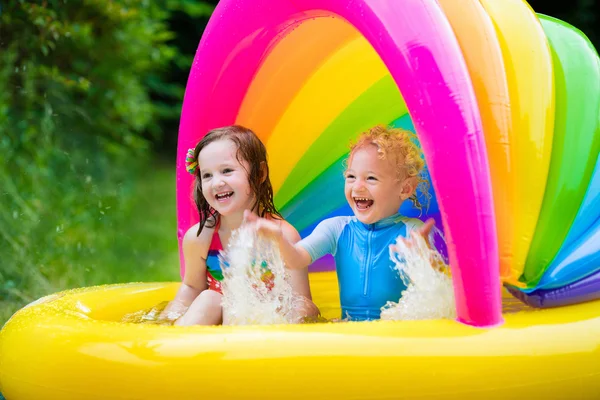 Niños jugando en piscina inflable —  Fotos de Stock