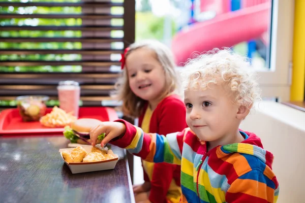 Kids in a fast food restaurant — Stock Photo, Image