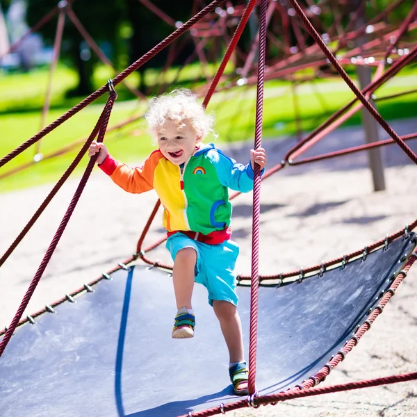 Kind hat Spaß auf Schulhof-Spielplatz — Stockfoto