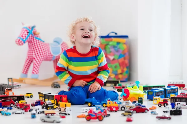 Menino brincando com carros de brinquedo — Fotografia de Stock