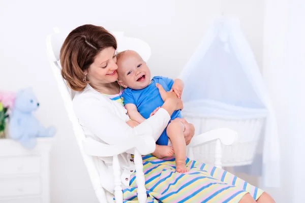 母親と赤ちゃんの白い寝室 — ストック写真