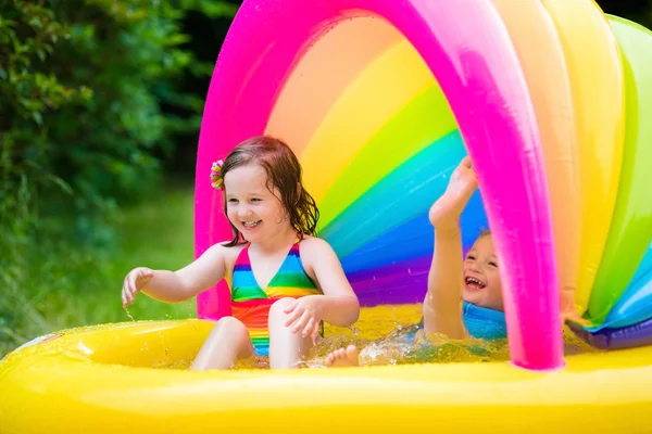 Niños jugando en piscina inflable —  Fotos de Stock