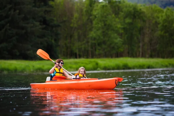 Madre e figlio in kayak — Foto Stock