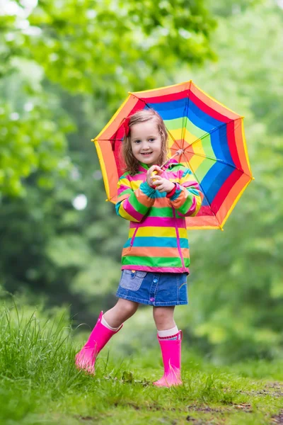 Niño jugando bajo la lluvia — Foto de Stock