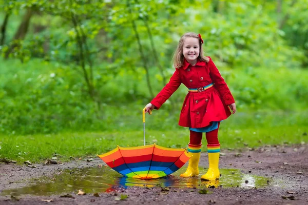 Criança brincando na chuva — Fotografia de Stock