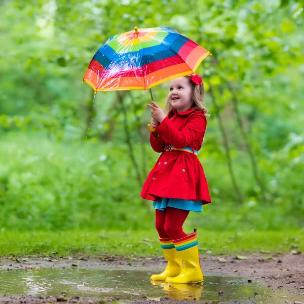 Yağmur altında oynayan çocuk