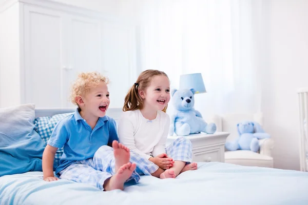 Kids playing in white bedroom — Stock Photo, Image