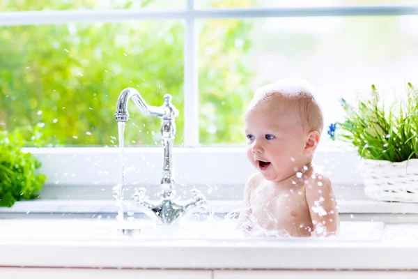 Pequeño bebé tomando baño —  Fotos de Stock