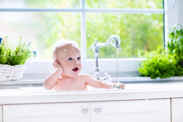 Маленька дитина приймає ванну — стокове фото