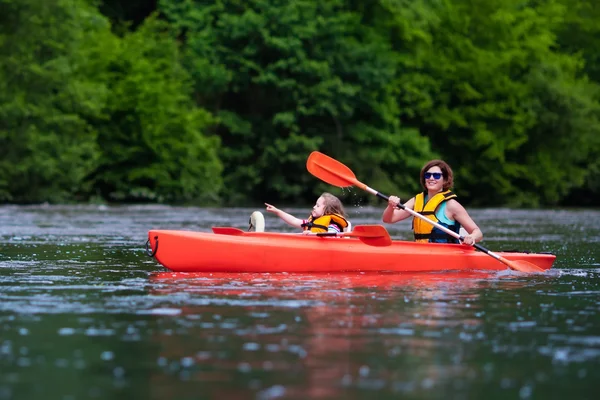 Mother and child in a kayak — Stock Photo, Image