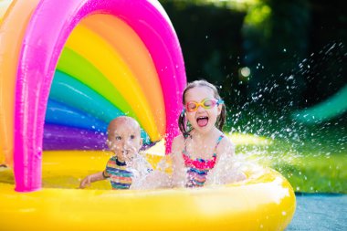 Yüzme havuzunda oynayan çocuklar