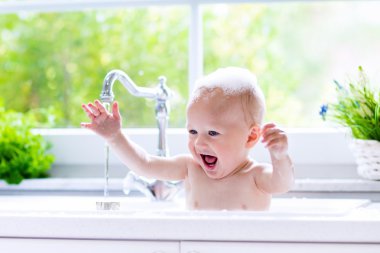 küçük bebek alarak banyo