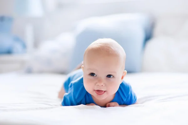 Bambino in camera da letto bianca soleggiata — Foto Stock